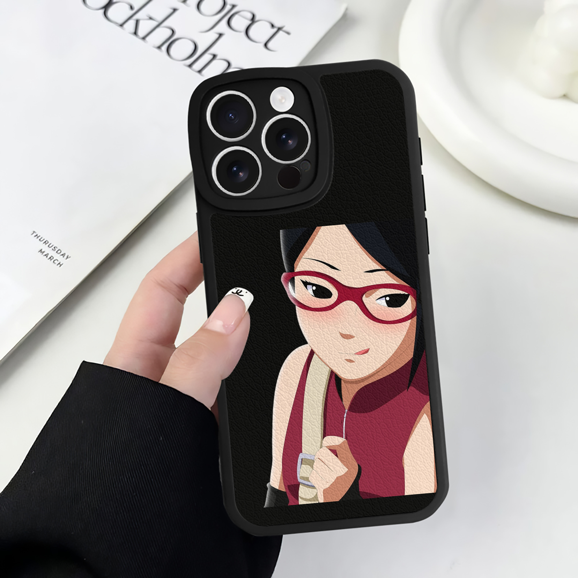（画像用） NARUTO -ナルト- うちは サラダ Uchiha Sarada 【iPhone 16シリーズ対応】シリコンスマホケース（レザー調） 材質：シリコン